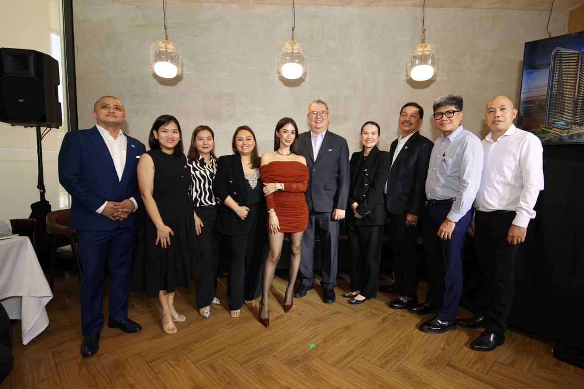 (From left) RLC Residences vice president and head of Sales Allen Miranda, RLC Residences assistant vice president and Business Development head Czarina Lugue, RLC Residences head of Ownership Solutions Romina Michelle Domingo, RLC Residences senior director, Marketing head and chief integration officer Karen Cesario, RLC Residences brand ambassador Heart Evangelista, RLC Residences senior vice president and Business Unit general manager and Robinsons Land chief marketing officer Chad Sotelo, RLC Residences vice president and Business Development and Design head Stephanie Anne Go, RLC Residences vice president for Project Management Engr. Emmanuel Arce, RLC Residences head of Planning and Design Arch. Conrad Erfe, and RLC Residences head of Property Management Dennis Llarena.